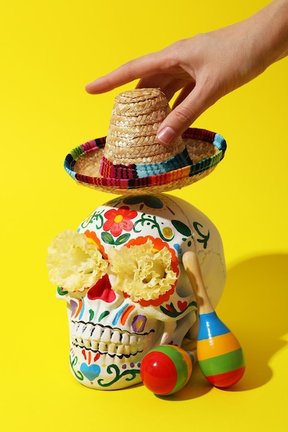 Foto una calavera pintada para el día de muertos en méxico con maracas