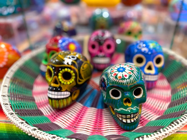 Calaveras de cerámica de colores. Día del concepto muerto. fiesta tradicional mexicana