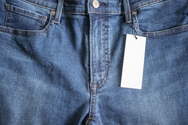 Calça jeans com etiqueta de preço em branco