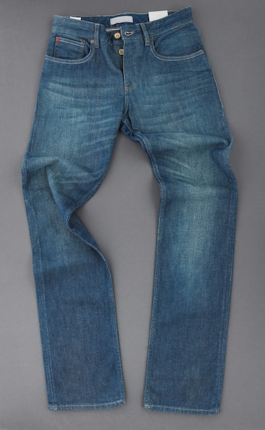Calça jeans da moda em fundo cinza, vista superior