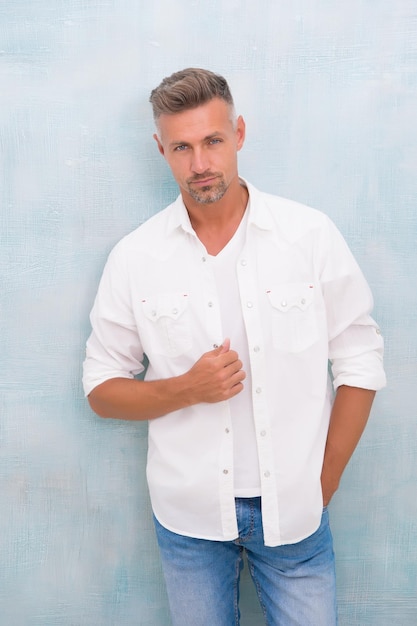 Calça jeans de camisa branca perfeita de homem bonito, conceito de cabeleireiro de barbearia.
