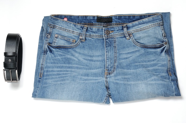 Calça jeans em azul em um branco isolado
