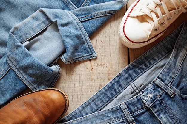 Calça jeans em um assoalho de madeira.