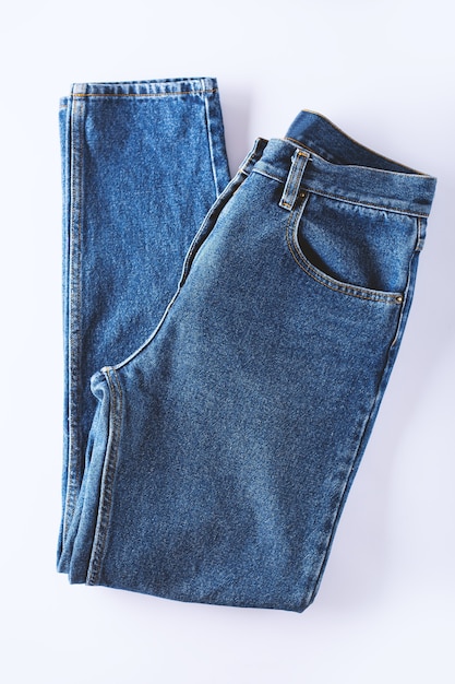 Calça jeans isolada na superfície branca. Lindos jeans casuais.