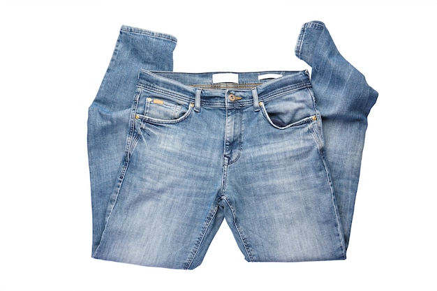 Calça jeans mens azul dobrada isolada no fundo branco.