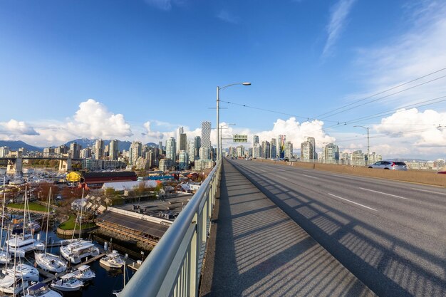 Calçada de pedestres na Granville Bridge com os prédios do centro da cidade ao fundo