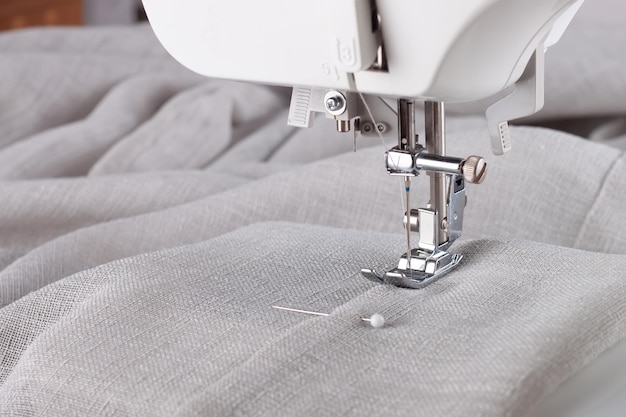 Calcador de máquina de costura moderna e item de roupa Processo de costura negócio de hobby artesanal