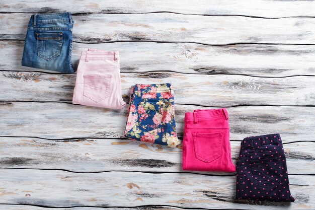 Calças coloridas e jeans casuais e calças com estampa floral escolhem suas cores estampadas favoritas ...