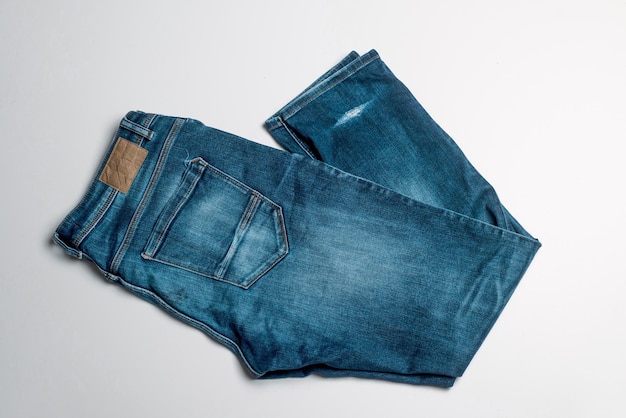 Calças de calça jeans em fundo branco Calças de jeans de denim Textura de denim para fundo Textura de jeans de Denim Espaço de cópia Textura de calças jeans de publicidade ou fundo de denim