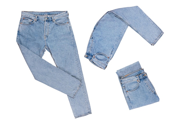 Calças de denim dobradas endireitadas dobradas ao meio isoladas sobre fundo branco