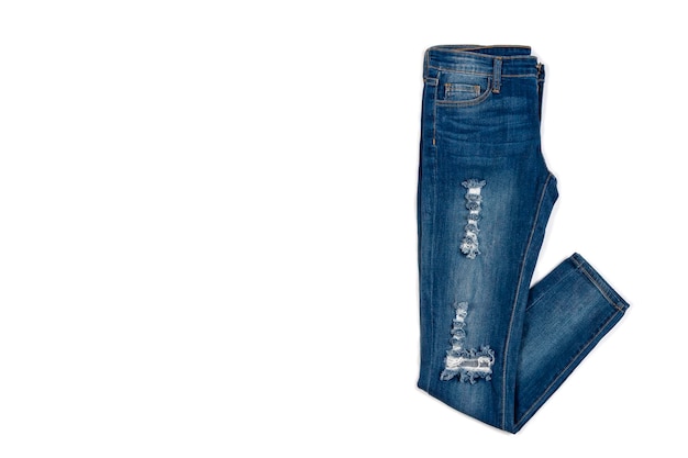 Calças jeans azuis isoladas em fundo branco com espaço para texto