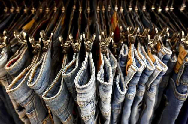 Calças jeans em cabides