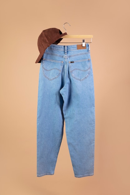 Calças no guarda-roupa de mola pendurado