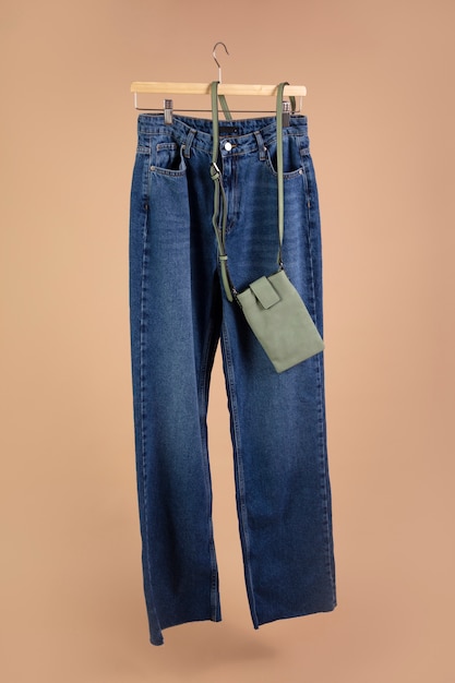 Calças no guarda-roupa de mola pendurado