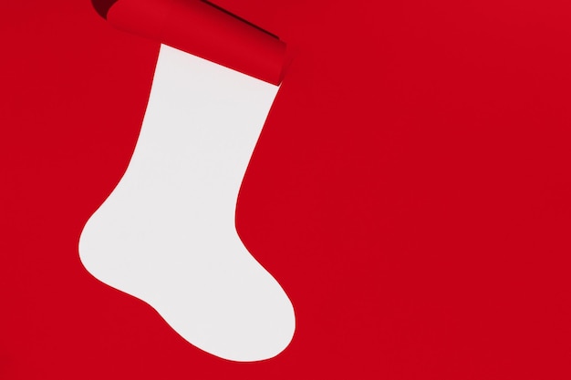 Calcetín de Navidad sobre fondo blanco y rojo Espacio para texto Mockup