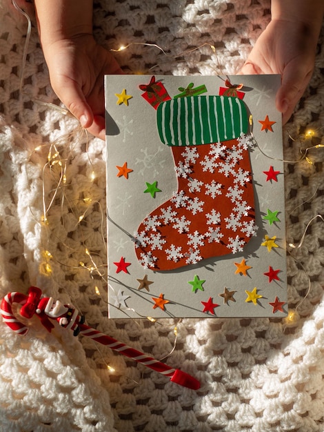 Calcetín de Navidad tarjeta de felicitación hecha a mano Proyecto de bricolaje Tarjeta colorida con calcetín rojo de Santa bolsa de regalo de dulces Vacaciones de Año Nuevo