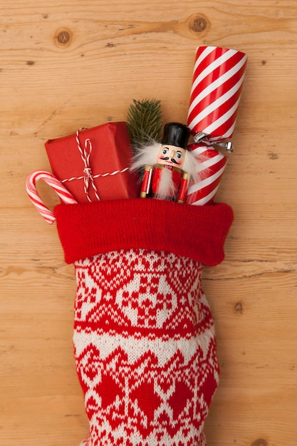 Calcetín navideño con galleta de juguete y regalo envuelto