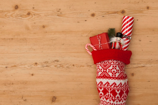 Calcetín navideño con galleta de juguete y regalo envuelto