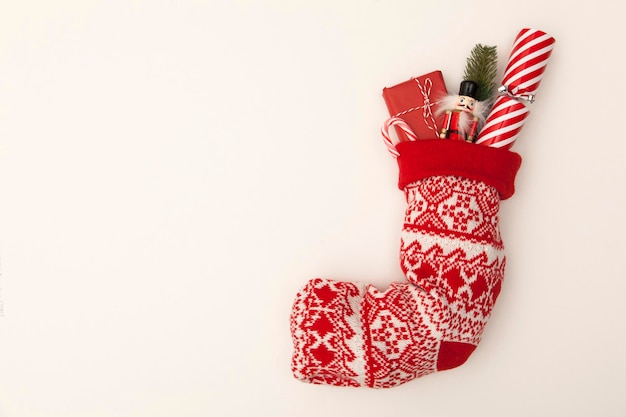 Foto calcetín navideño con galleta de juguete y regalo envuelto