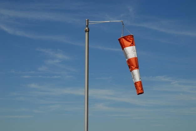 El calcetín de viento contra el cielo azul