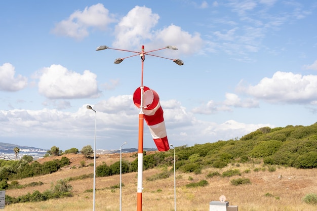 Calcetín de viento volar Día caluroso de verano en aeropuerto deportivo privado