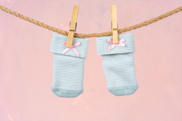 Calcetines de bebé en un tendedero. Lavado de ropa de bebé