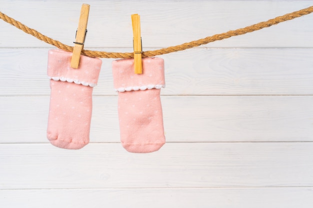 Foto calcetines de bebé en un tendedero lavado de ropa de bebé