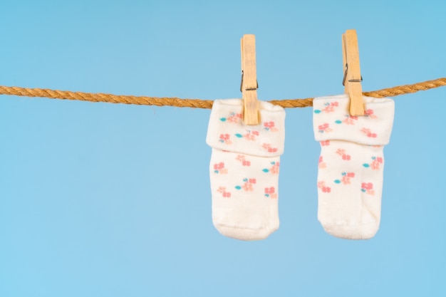 Calcetines de bebé en un tendedero. Lavado de ropa de bebe