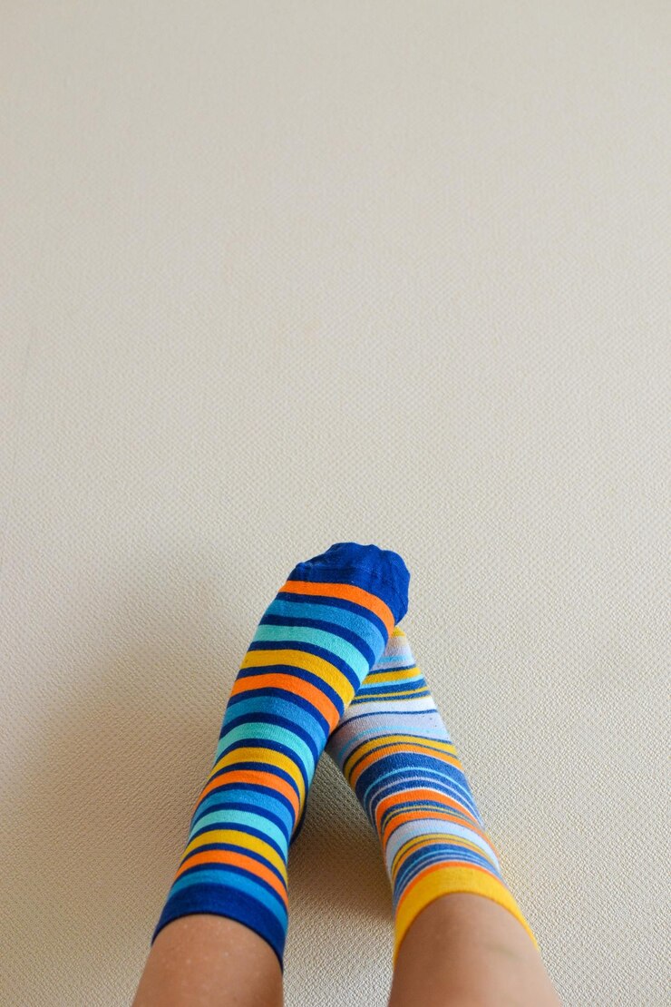 Foto calcetines coloridos para el día del síndrome de down como fondo