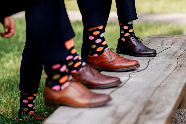 calcetines de hombre elegantes maleta elegante piernas de hombre calcetines multicolores y zapatos nuevos concepto de estilo moda belleza y vacaciones