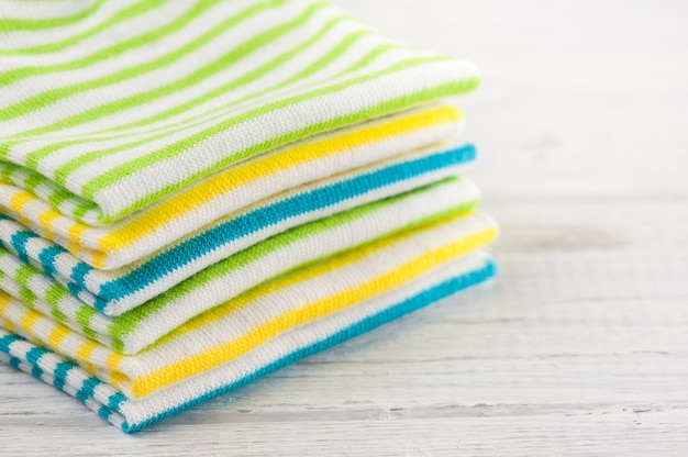 Foto calcetines a rayas de colores en la mesa de madera blanca