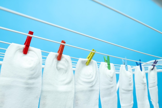 Los calcetines se secan en una cuerda después del lavado.
