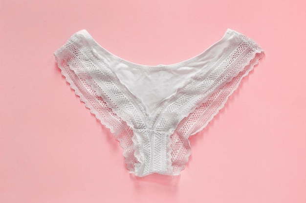 calcinha em fundo rosa