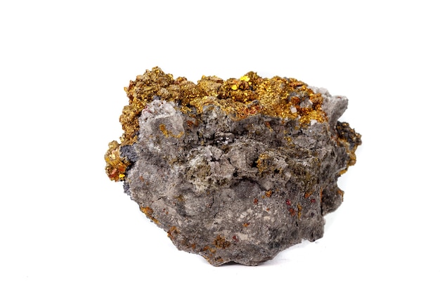 Calcopirita de piedra mineral macro sobre un fondo blanco