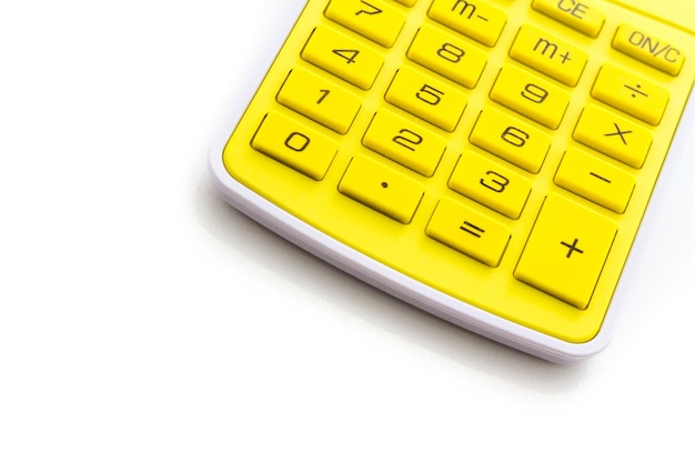 Calculadora amarela simples sobre fundo branco.