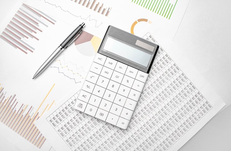 Calculadora blanca y documentación financiera en blanco
