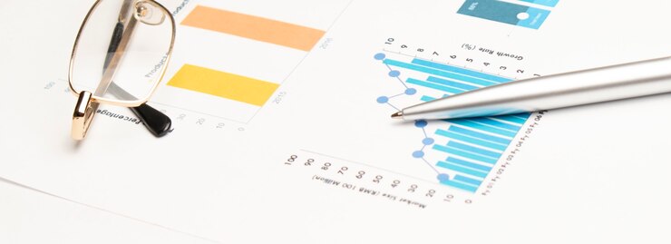 Calculadora con bolígrafo sobre datos financieros. Concepto de investigación empresarial y financiera.