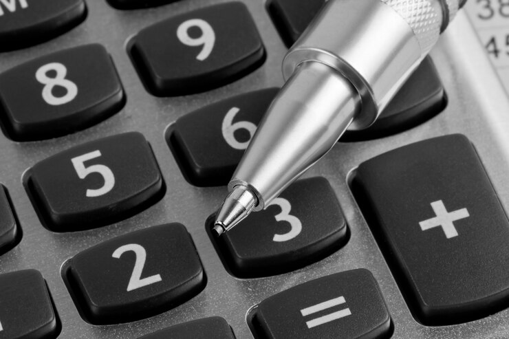 Foto calculadora y bolígrafo sobre un trasfondo empresarial