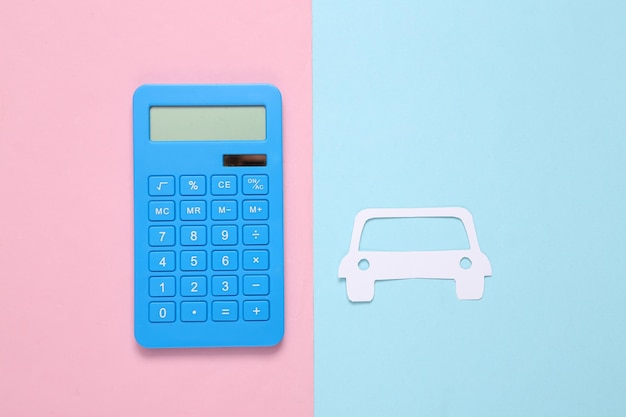 Calculadora y coche papercut sobre un fondo bluepink
