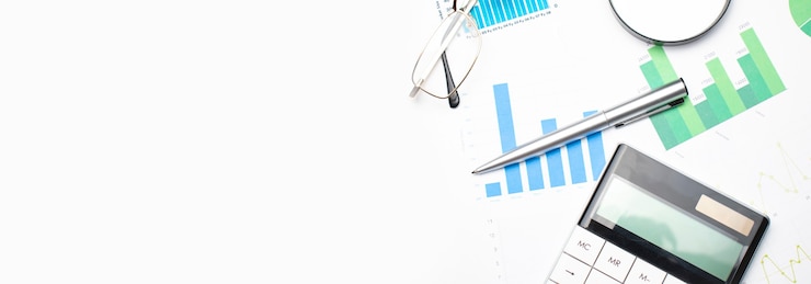 Calculadora com caneta sobre dados financeiros. Conceito de pesquisa financeira e de negócios.