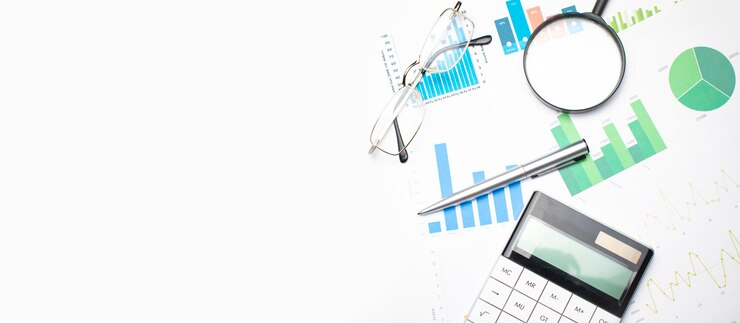 Calculadora com caneta sobre dados financeiros. Conceito de pesquisa financeira e de negócios.