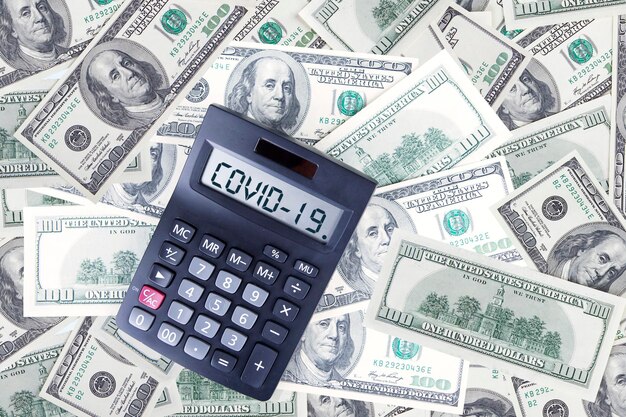 Calculadora com dinheiro Covid19 e dólar americano