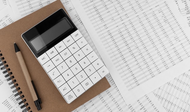 Calculadora com notebook em documentos financeiros Conceito financeiro