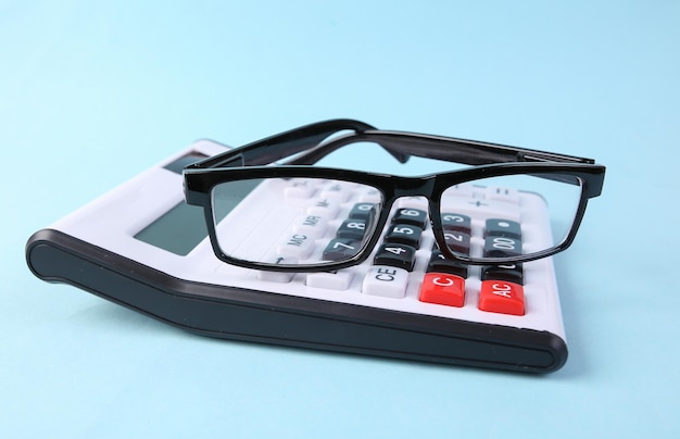 Calculadora com óculos em um fundo azul