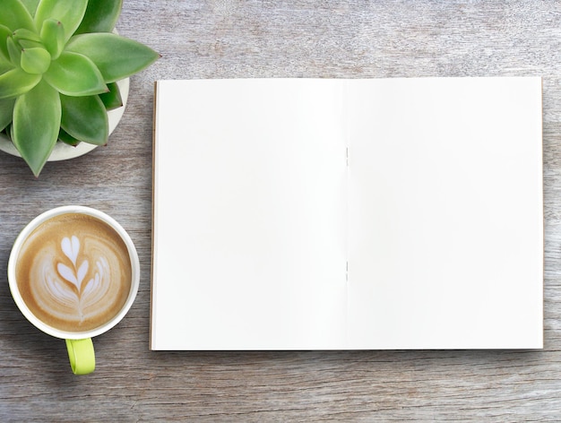 Calculadora de cuaderno en blancoAuricular y taza de café con flor sobre fondo de mesa de madera