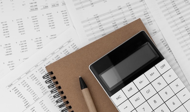 Calculadora con cuaderno en estado financiero