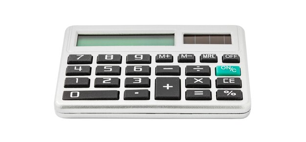 Calculadora de bolso com dispositivo de bateria solar para cálculos financeiros isolados em fundo branco com traçado de recorte com profundidade de campo total