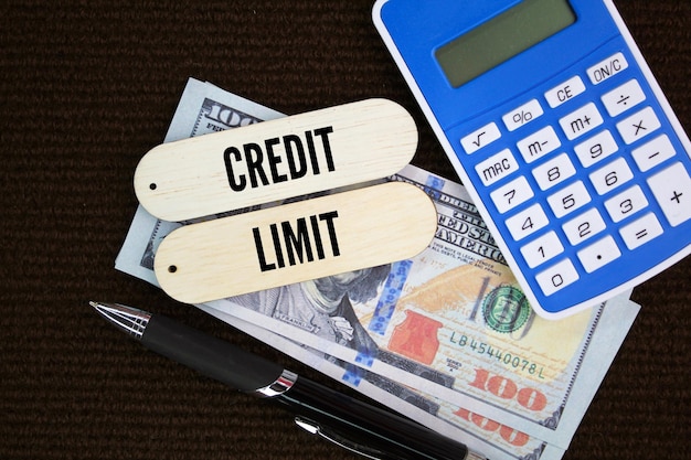 calculadora de caneta e papel-moeda com a palavra crédito de limite de crédito ou conceito de negócio