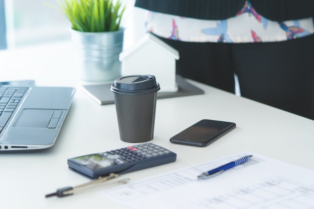 Calculadora de mesa de escritório bagunçado e computador