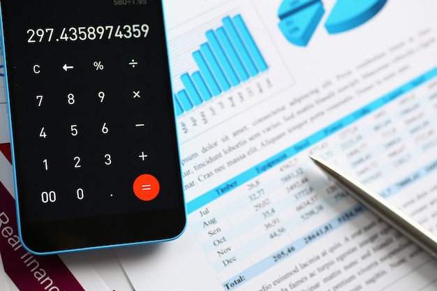 Calculadora de smartphone e estatísticas financeiras sobre infográficos